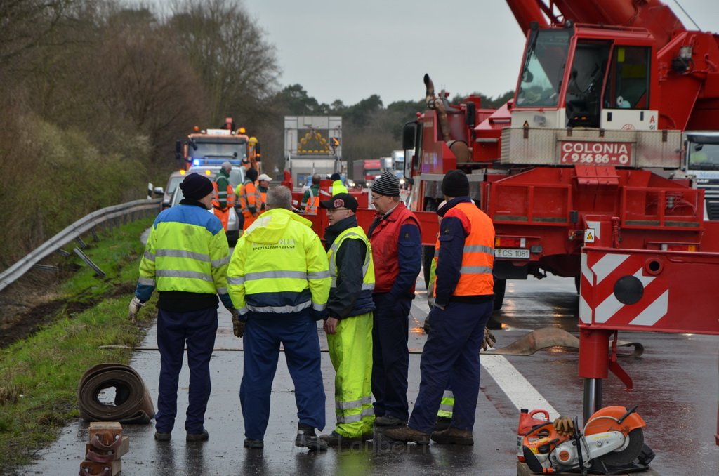 VU LKW umgestuerzt A 3 Rich Frankfurt AS Koenigsforst P312.JPG - Miklos Laubert